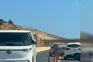Απίστευτος οδηγός έσπασε τα κολωνάκια στον ΒΟΑΚ για να προσπεράσει (vid)