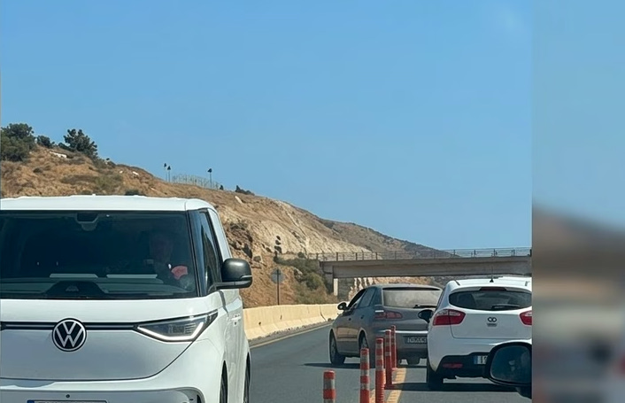 Απίστευτος οδηγός έσπασε τα κολωνάκια στον ΒΟΑΚ για να προσπεράσει (vid)