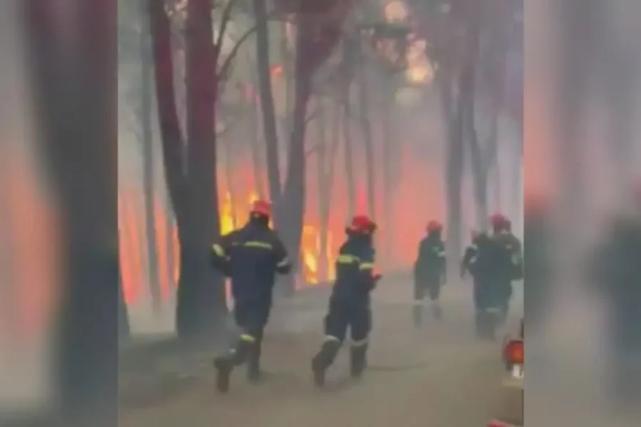 Συγκλονιστικό βίντεο από τα πύρινα μέτωπα: Πυροσβέστες επιχειρούν περικυκλωμένοι από τη φωτιά