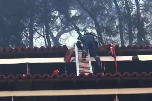 Βίντεο: Η στιγμή που πυροσβέστης πέφτει από σκάλα σκεπής σπιτιού στη Σίβηρη, κατά την προσπάθεια κατάσβεσης