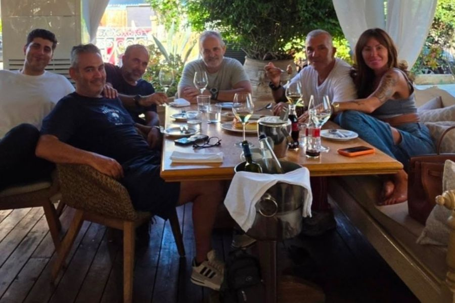 Στιγμές χαλάρωσης για τον Στέλιο Ρόκκο στο Ηράκλειο πριν τη μεγάλη συναυλία