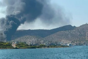 Συναγερμός στη Σαλαμίνα: Μεγάλη φωτιά εντός του Ναυστάθμου