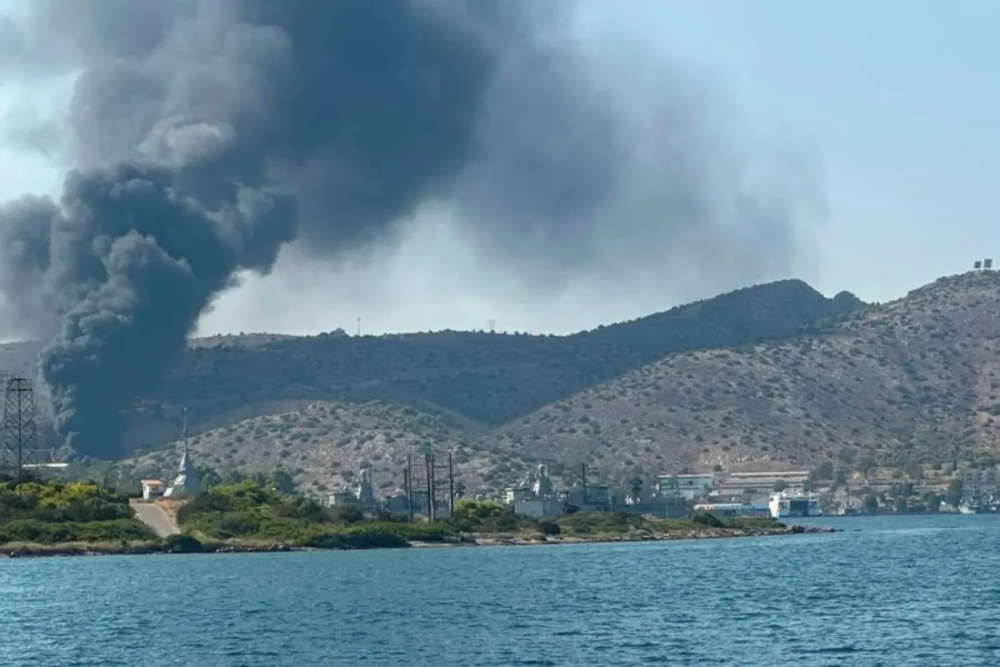 Συναγερμός στη Σαλαμίνα: Μεγάλη φωτιά εντός του Ναυστάθμου