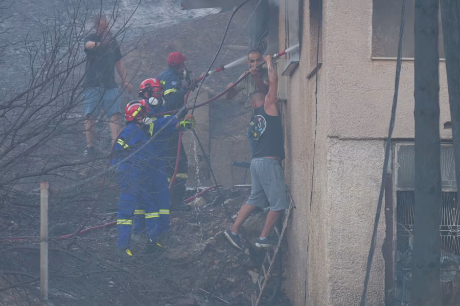 Φωτιά στη Σαλαμίνα: Ποια η κατάσταση των τραυματιών – Γυναίκα έχει καεί στο 25% του σώματός της