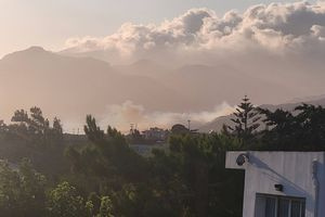 Ρέθυμνο: Φωτιά στα Σελλιά – Συναγερμός στην Πυροσβεστική – Ήχησε το 112 για την εκκένωση οικισμών (vid)