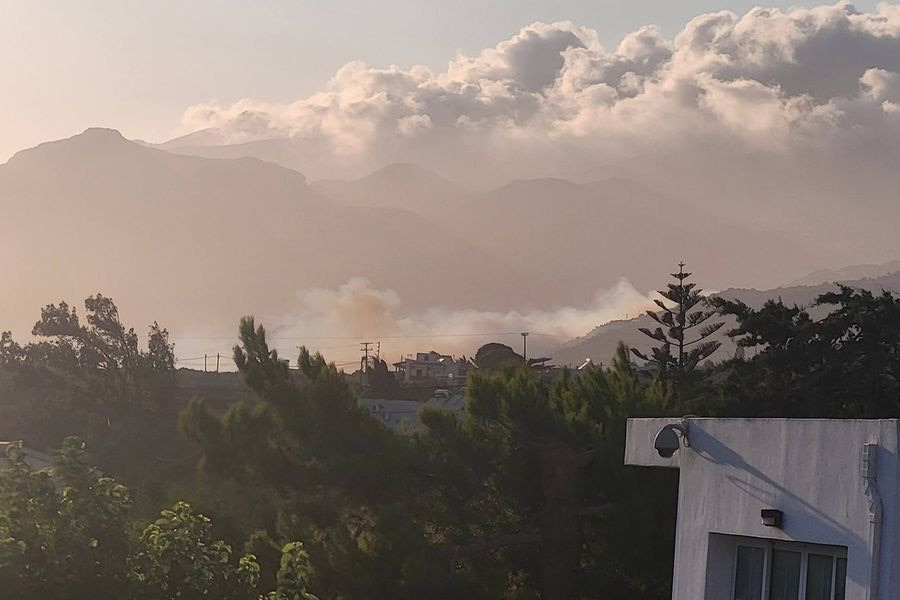 Ρέθυμνο: Φωτιά στα Σελλιά – Συναγερμός στην Πυροσβεστική – Ήχησε το 112 για την εκκένωση οικισμών (vid)