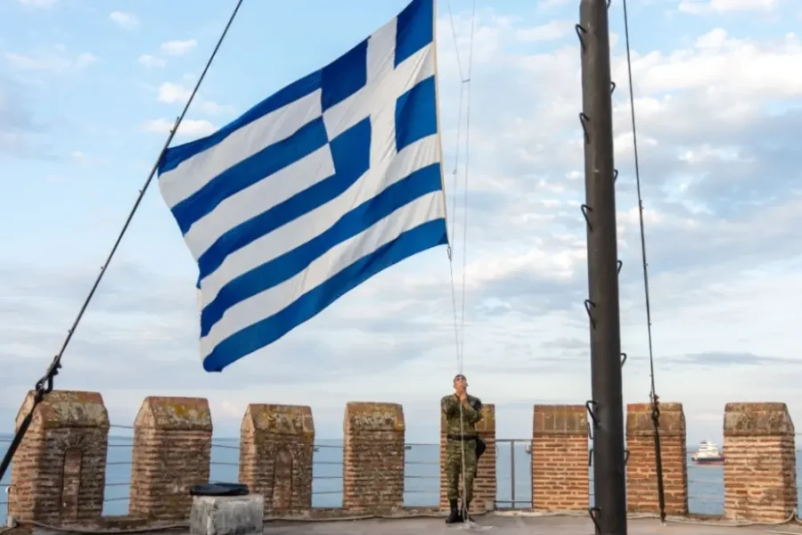 ΓΕΣ: “Μια Σημαία, μια Ελλάδα” – Το βίντεο με την έπαρση της ελληνικής σημαίας από την ηπειρωτική χώρα έως τα νησιά