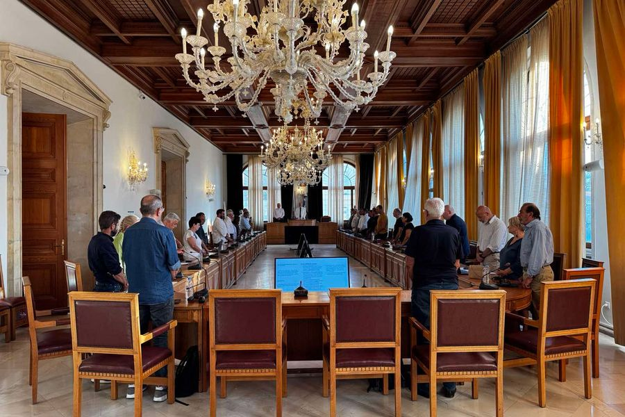 Ηράκλειο: Ενός λεπτού σιγή στο Δημοτικό Συμβούλιο για τα θύματα των πυρκαγιών