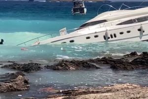 Κύθηρα: Θαλαμηγός προσάραξε σε βραχώδη ακτή – Σώος ο μοναδικός επιβάτης