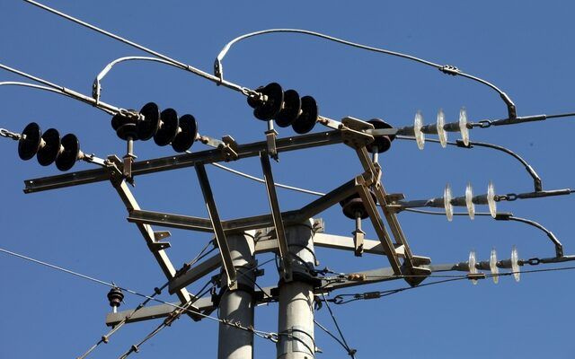 Ηράκλειο: Μπαράζ κλήσεων στην Πυροσβεστική για σπίθες σε στύλους της ΔΕΗ