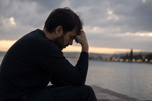 3 καθημερινές συνήθειες που μας κρατούν μακριά από την ευτυχία, σύμφωνα με την Ψυχολογία