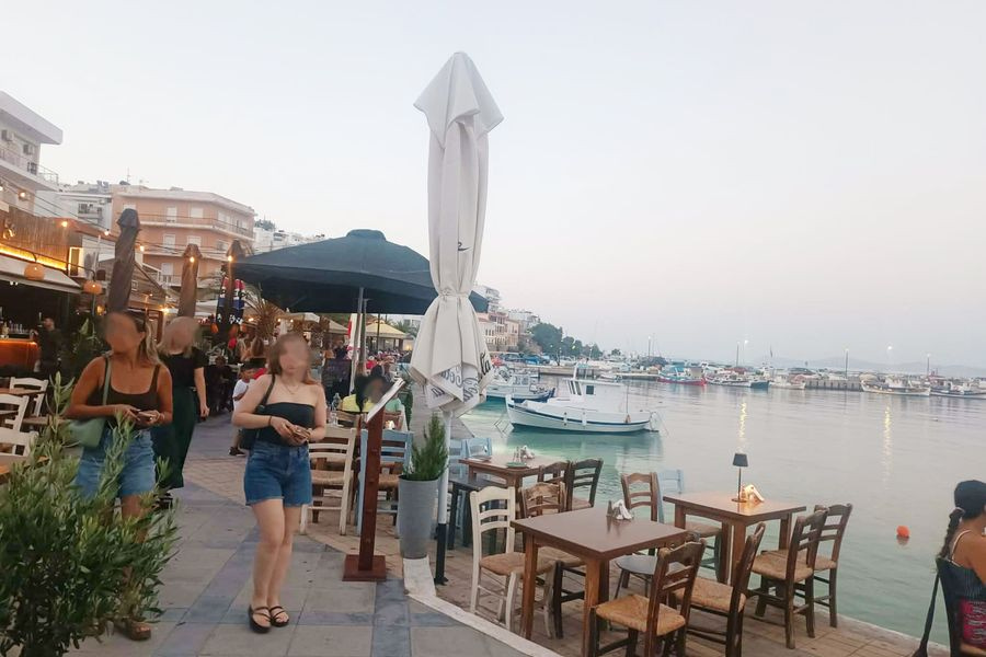 Αυτή η πόλη της Κρήτης δεν έχει all inclusive: “Φουλ” οι πληρότητες τον Αύγουστο, γεμάτα τα ρακάδικα και κέρδος στην τοπική οικονομία
