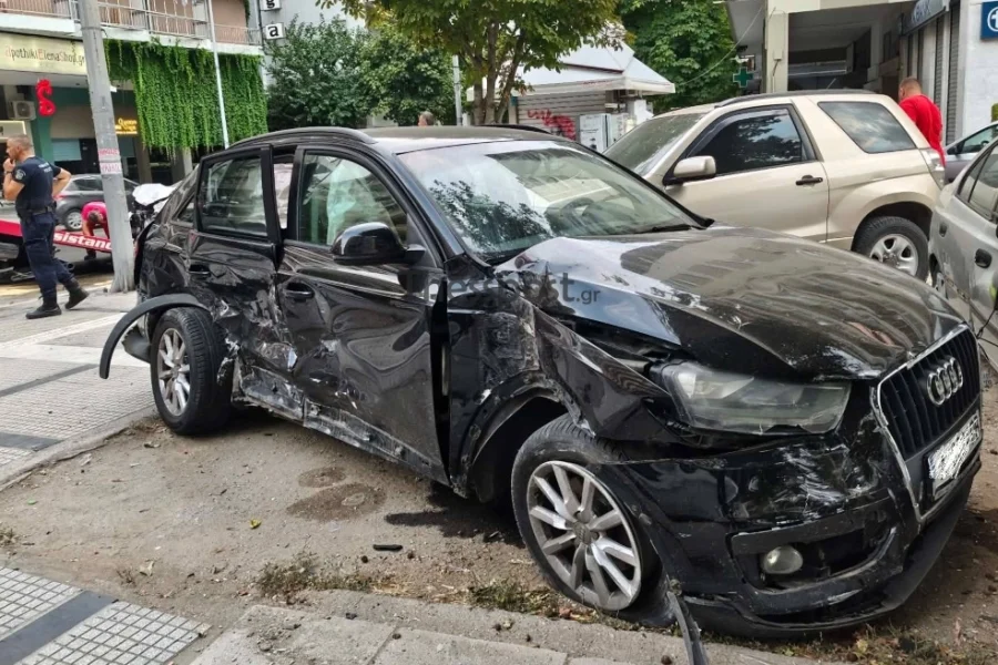 Σοβαρό τροχαίο στη Θεσσαλονίκη: Δύο ΙΧ συγκρούστηκαν και έπεσαν πάνω σε άλλα έξι σταθμευμένα