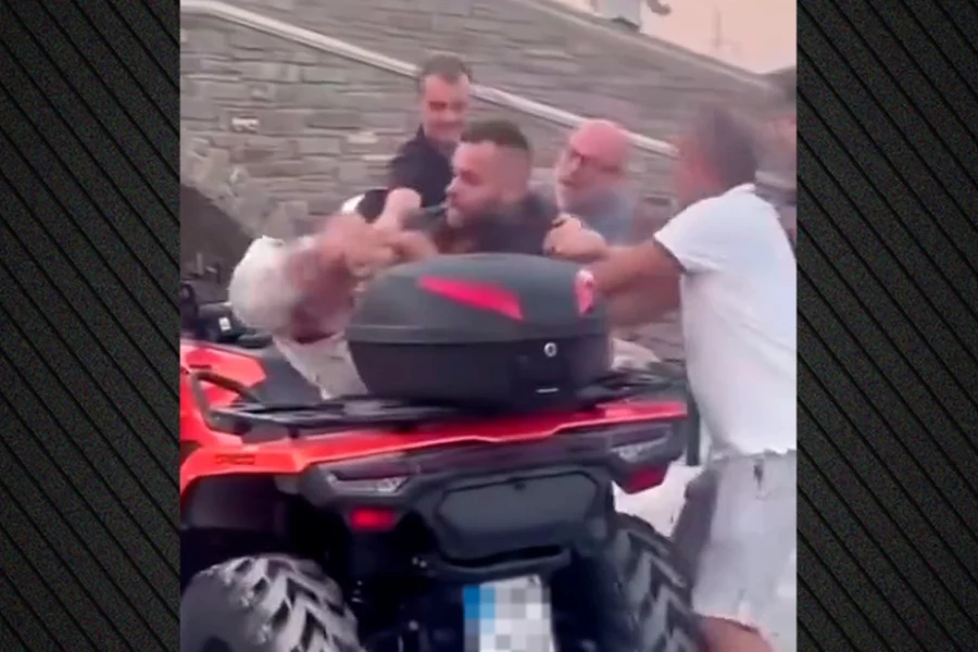 Άγριο επεισόδιο για μια θέση στάθμευσης στην Πάρο: Οδηγός ταξί ξυλοκόπησε υπάλληλο εταιρείας ενοικίασης αυτοκινήτων, δείτε βίντεο