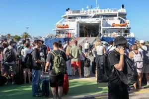 “Βούλιαξαν” τα λιμάνια του Ηρακλείου και της Σούδας – Σε απόλυτους αριθμούς οι χιλιάδες επιβάτες το τριήμερο μετά της Παναγίας