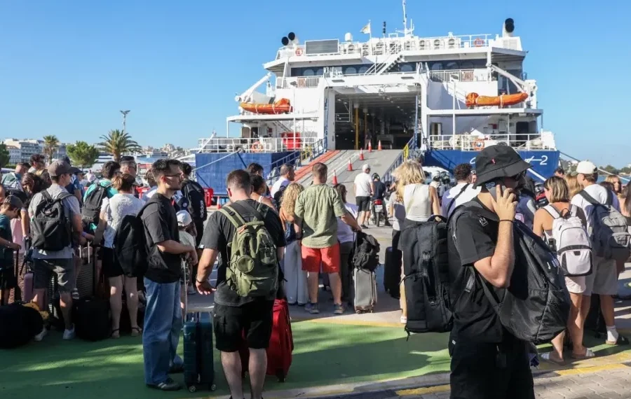 “Βούλιαξαν” τα λιμάνια του Ηρακλείου και της Σούδας – Σε απόλυτους αριθμούς οι χιλιάδες επιβάτες το τριήμερο μετά της Παναγίας