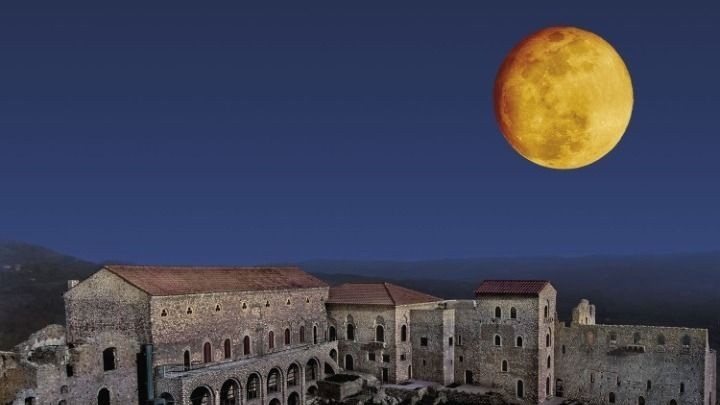 Η Αυγουστιάτικη Πανσέληνος φωτίζει τα μνημεία της πόλης