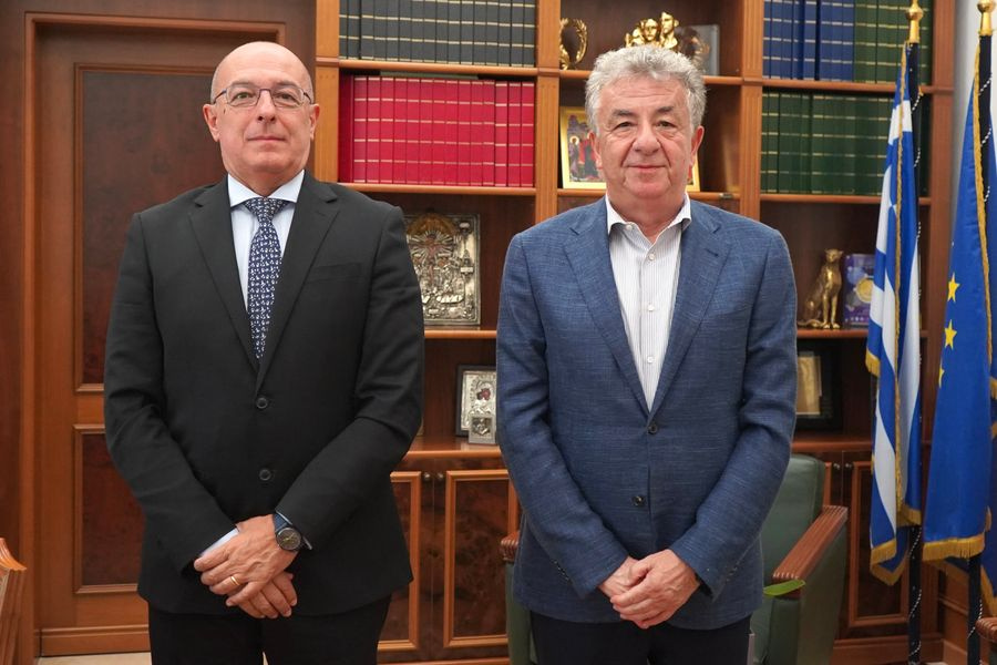 Συνάντηση του Περιφερειάρχη Κρήτης Σταύρου Αρναουτάκη με τον Πρέσβη της Ιταλίας στην Ελλάδα Paolo Cuculi