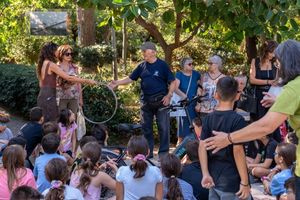 Οι μετακινήσεις του χθες και του σήμερα έφεραν κοντά μαθητές και μέλη του ΚΑΠΗ στον Δημοτικό Κήπο