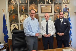Στα Ανώγεια ο Γερμανός πρέσβης: Στο επίκεντρο οι γερμανικές οφειλές και η επιστροφή ιστορικών υφαντών