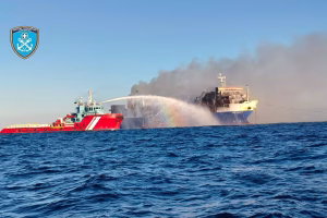 Συνεχίζει να καίει η φωτιά στο Blue Carrier 2 ανοιχτά της Μυκόνου