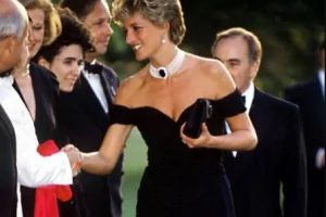 Στο «σφυρί» το «revenge dress» της πριγκίπισσας Νταϊάνα – Η ιστορία πίσω από το φόρεμα (Βίντεο)