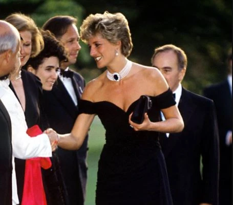 Στο «σφυρί» το «revenge dress» της πριγκίπισσας Νταϊάνα – Η ιστορία πίσω από το φόρεμα (Βίντεο)