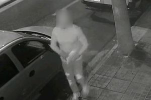 Βίντεο ντοκουμέντο – Η στιγμή που ο άνδρας αφήνει σε παρμπρίζ φωτογραφίες και στοιχεία νεαρής γυναίκας στο Ηράκλειο