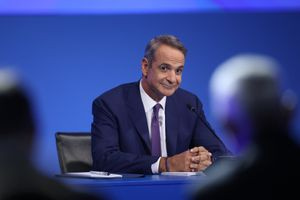 Το (μη) πακέτο του Κυριάκου στη ΔΕΘ…με μόνιμες αυξήσεις 1,8 ευρώ το μήνα και ένα μπουκάλι γάλα, το… 2030 – Ο εμφύλιος της Δεξιάς είναι εδώ, με τον Μητσοτάκη να…απειλεί με παραίτηση! -Τα «Δίδυμα φεγγάρια» του Ανωγειανού στιχουργού… στην κόντρα Κυριάκου-Αλέξη!