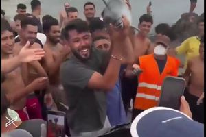 Κτηνωδία δίχως τέλος στη Θέουτα: Εγκλώβισαν και χτύπησαν με ρόπαλο μέχρι θανάτου μωρό δελφίνι και έβγαλαν selfie