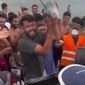 Κτηνωδία δίχως τέλος στη Θέουτα: Εγκλώβισαν και χτύπησαν με ρόπαλο μέχρι θανάτου μωρό δελφίνι και έβγαλαν selfie