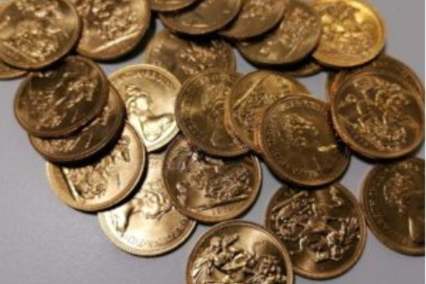 “Φτερά” σε 50.000 ευρώ και χρυσές λίρες στο Πανόραμα: Συνελήφθη η οικιακή βοηθός που “ξεσκόνισε” την κρυψώνα