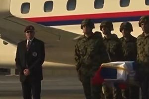 Οι Σέρβοι αποχαιρετούν ως ήρωα τον εγκληματία πολέμου Ράτκο Μλάντιτς