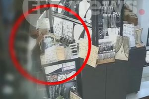Γυναίκες με μαντίλες “βουτηξαν” 36 ζευγάρια σκουλαρίκια από κοσμηματοπωλείο – Καρέ – καρέ οι κινήσεις τους