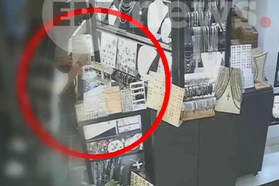 Γυναίκες με μαντίλες “βουτηξαν” 36 ζευγάρια σκουλαρίκια από κοσμηματοπωλείο – Καρέ – καρέ οι κινήσεις τους