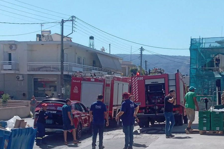 Συναγερμός για φωτιά σε αποθήκη πολυκαταστήματος στον Καλυκά στα Χανιά