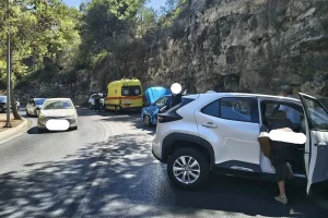 Χανιά: Σύγκρουση αυτοκινήτων στις στροφές του Αγίου Ματθαίου – Τραυματίας και ουρές οχημάτων (φωτό)