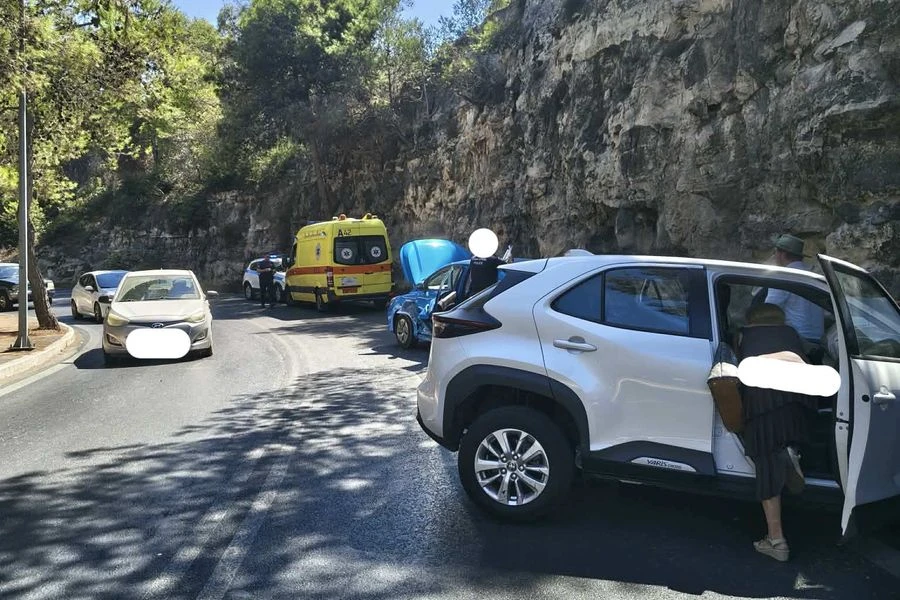 Χανιά: Σύγκρουση αυτοκινήτων στις στροφές του Αγίου Ματθαίου – Τραυματίας και ουρές οχημάτων (φωτό)