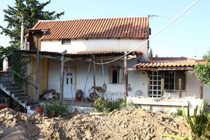 Μαραθώνας: Αναβολή στη δίκη για την υπόθεση της 68χρονης που φέρεται να έθαψε τη μητέρα της