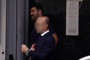 Μαζωνάκης: Ξεκίνησε απεργία πείνας ο γιατρός – Σε έξαλλη κατάσταση στο κελί της η σύζυγός του, τι ζήτησε από τους αστυνομικούς
