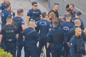 Με μπαστούνι στο Εφετείο η Ρούλα Πισπιρίγκου – Ζητάει αναβολή με το «καλημέρα»