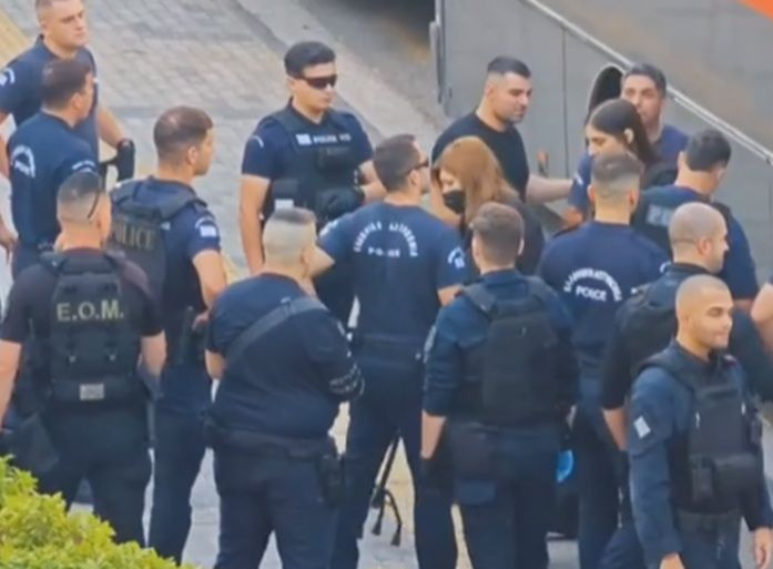 Με μπαστούνι στο Εφετείο η Ρούλα Πισπιρίγκου – Ζητάει αναβολή με το «καλημέρα»