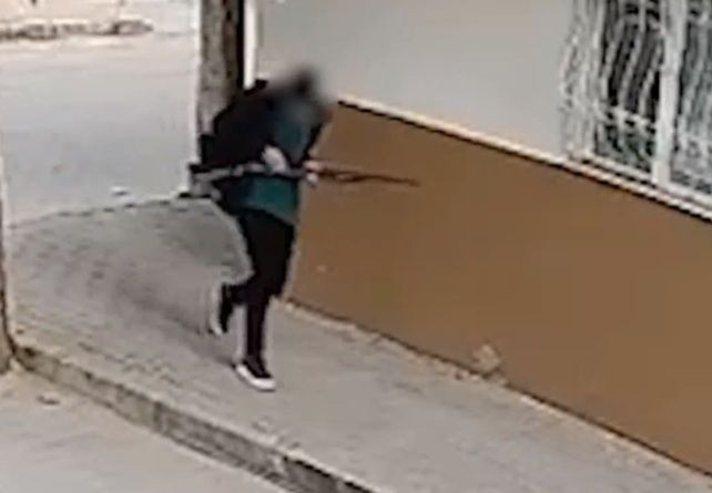 Με χειροπέδες 15χρονος ως ύποπτος για την ένοπλη επίθεση έξω από λύκειο στην επαρχία Μανίσα της Τουρκίας