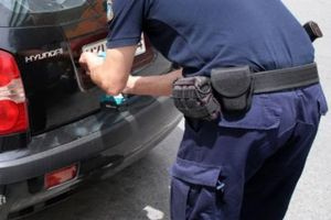 Συνελήφθη αστυνομικός που επέστρεφε πινακίδες σε παραβάτες οδηγούς με το… αζημίωτο