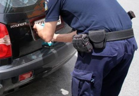 Συνελήφθη αστυνομικός που επέστρεφε πινακίδες σε παραβάτες οδηγούς με το… αζημίωτο
