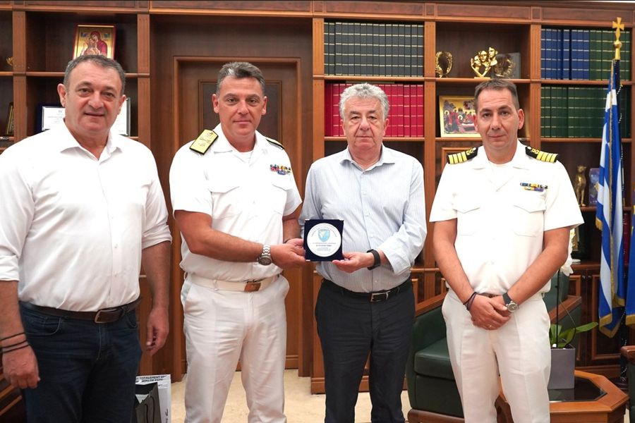 Τιμητική πλακέτα στον Περιφερειάρχη Κρήτης για τη στήριξη στο έργο του Λιμενικού Σώματος στο νησί