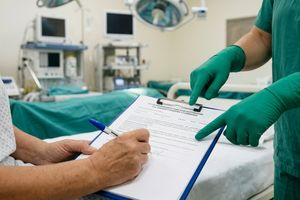 Στο «τραπέζι» πλαστικού η περιπέτεια Ηρακλειώτισσας – Όσα αποκαλύπτονται στην Κρήτη μετά τον θάνατο του Γιώργου Μαζωνάκη