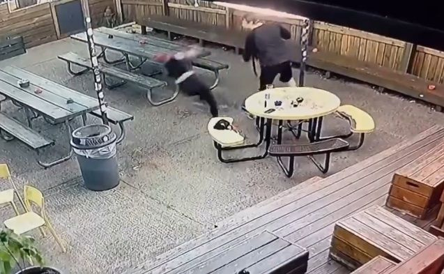 Βίντεο-σοκ από κάμερα ασφαλείας: Η σοκαριστική επίθεση άνδρα μετά από “χυλόπιτα” σε μπαρ»