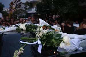 Ντράπηκε και η ντροπή στο Νεκροταφείο στη Νίκαια – Πατούσαν πάνω σε τάφους για μία φωτογραφία