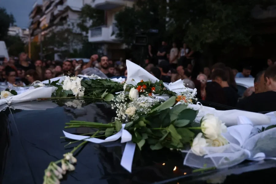 Ντράπηκε και η ντροπή στο Νεκροταφείο στη Νίκαια – Πατούσαν πάνω σε τάφους για μία φωτογραφία